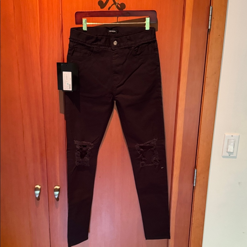 Classic Black Skinny Jeans with Distressed Details